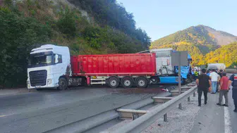 Bilecik yolunda tır kazası trafiği felç etti
