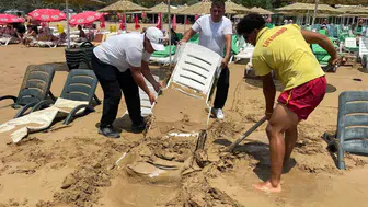 Alanya'da gece gelen dev dalgalar plajı kumla kapladı