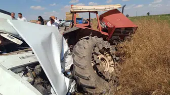 Yolun sonu acı bitti: Park halindeki traktöre çarptı, ölüler var