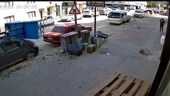 İnegöl'de nakliye asansörü park halindeki minibüsün üzerine çöktü