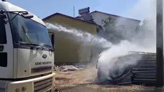 Bingöl’de plastik pencere yığınları bir anda alev topuna döndü