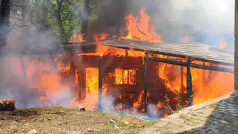 Bitlis Hizan'da yangın dehşeti atölyeyi ve mezarlığı vurdu