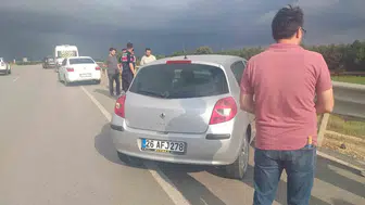 Bilecik yolunda direksiyon hakimiyeti kaybedilince araç bariyerlere girdi