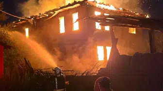 Kastamonu'da gece vakti çıkan yangın bir aileyi evsiz bıraktı