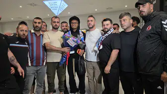 Trabzonspor'un yeni yıldızı şehre indi: Taraftarlar havalimanını bayram yerine çevirdi