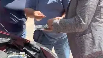 Belediye Başkanı yolda kalan ailenin imdadına yetişti