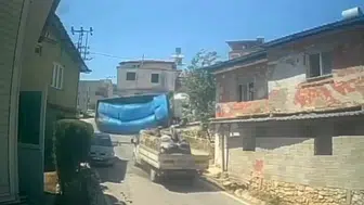 Hatay Yayladağı yolunda briket yüklü tır devrildi