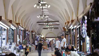 Kahramanmaraşlılar kavurucu sıcaklardan tarihi çarşıda kurtuluyor