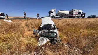 Suruç yolunda otomobil traktöre çarptı dört kişi hastanelik oldu