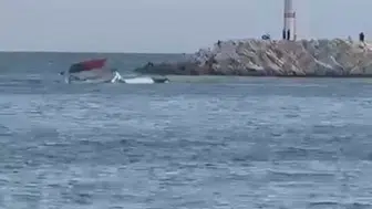 Mersin'de kıyıya vuran tekne kurtarılmaya çalışılırken sulara gömüldü
