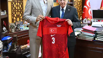 Merih Demiral formasını Bahçeli’ye hediye etti