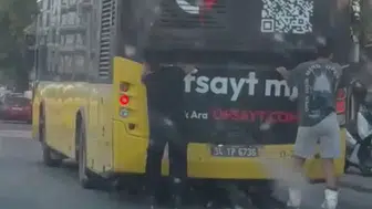 Pendik trafiğinde patenle otobüse tutunarak tehlikeli yolculuk
