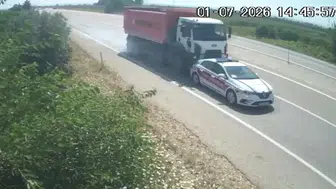 Adana'da jandarma aracına kamyon çarptı