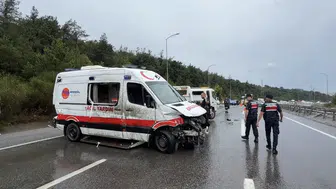 Çekmeköy’de görevdeki ambulans kaza yaptı
