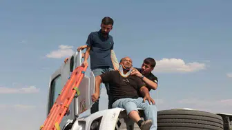 Şırnak'ta tır devrildi Sürücü sıkıştığı yerden kurtarıldı