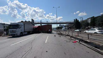 Kocaeli D-100 trafiğini kilitleyen TIR kazası