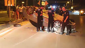 Kumluca yolunda motosikletten kaçan otomobil takla attı