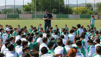 Sivaslı çocuklar sahada profesyonel futbol eğitimi alıyor