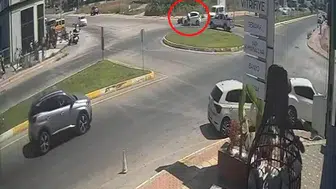 Manavgat'ta kaza sonrası şiddet Motosiklet sürücüsü otomobili yumrukladı