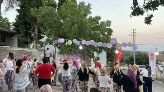 Şehzadeler’de kadınlar şalvarlarını giyip meydanı doldurdu