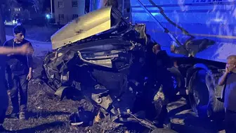 Sakarya’da ağaca çarpan otomobil ortadan ikiye ayrıldı