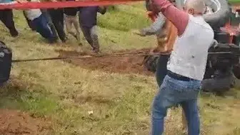 Sarıkamış'ta köylüler devrilen traktörü el birliğiyle kurtardı