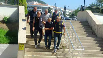 Eski emniyet müdürü parke taşı çalarken yakalandı