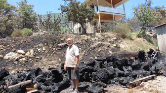 Emekli itfaiyeci alevlerin arasında evini tek başına kurtardı
