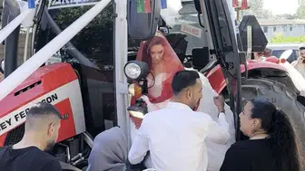 Osmaniyeli çiftçi düğününde lüks araç yerine traktörünü süsledi