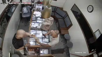 Manisalı kuyumcudan 2,5 milyonluk altın çalan hırsız tarlada yakalandı