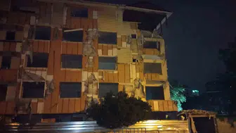 Kartal'da terk edilmiş binanın balkonu caddeye yıkıldı