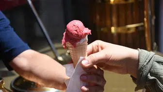 Yaz sıcağında dondurma yerken zehirlenmemek için nelere dikkat etmelisiniz