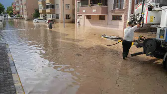Cide'de şiddetli sağanak hayatı felç etti