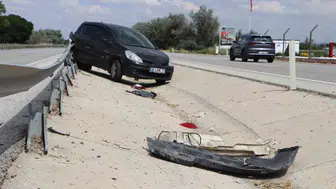 Karaman yolunda sürücü kontrolü kaybetti bariyerlere daldı