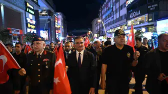Erzurum sokaklarında 107 yılın bağımsızlık ateşi yandı