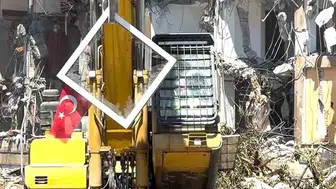 Pendik’te yıkım sırasında duyarlı operatör bayrağı korumaya aldı