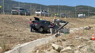 Aydın Denizli yolunda kontrolden çıkan otomobil bekçi kulübesini yıktı