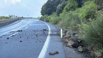 Zonguldak Akçakoca yolunda heyelan trafiği durdurdu