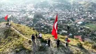 Oltu’da bir grup gönüllü Stare Dağı zirvesindeki bayrağı yeniledi