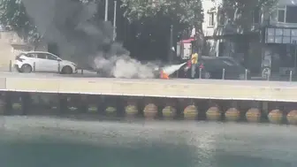 İstinye sahilinde elektrik kabloları alev aldı