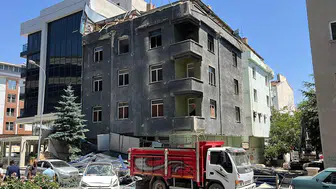 Nevşehir’de eski hastanede kaza Dış cephe park halindeki araçların üzerine çöktü