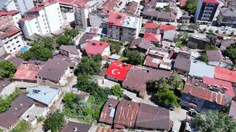 Sivaslı usta evinin çatısına dev Türk bayrağı çizdi