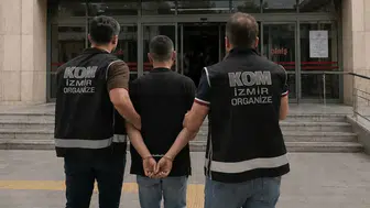 İzmir'de ruhsatsız silah deposuna polis baskını