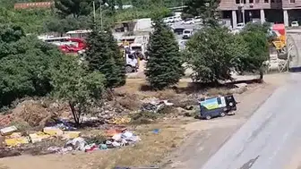 Kemalpaşa Belediyesi kendi hizmet binasını çöp yığınına çevirdi