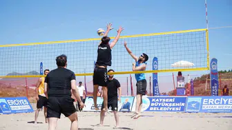 Erciyes Dağı zirvesinde alışılmadık plaj voleybolu turnuvası