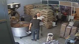 Adana'da ticari alacak kavgası iş yeri baskınıyla bitti