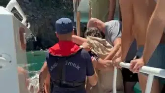 Kuşadası açıklarında gezi teknesinde mahsur kalan çocuğa sahil güvenlik yetişti