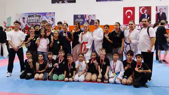 Alaşehirli karateciler İzmir’den kupayla döndü