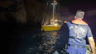 Kuşadası açıklarında yardım bekleyen tekne kurtarıldı
