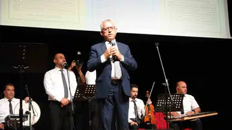 Yozgat Belediye Başkanı mikrofonu eline aldı ve çocuklar için şarkı söyledi
